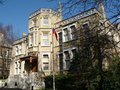 В ночь на 17 августа здание консульский отдел посольства России в Лондоне забросали камнями противники режима Башара Асада.