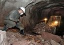 По словам руководителей новозеландской полиции, остается все меньше надежд на то, что удастся обнаружить живыми 29 горняков, оказавшихся в завале после взрыва на шахте Pike River Coal Co. Ltd в пятницу.