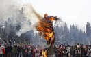В России в ходе демонстрации против строительства трассы Москва-Петербург, прошедшей в Химкинском лесу, манифестанты-экологи сожгли чучела президента Дмитрия Медведева, премьер-министра Владимира Путина и министра транспорта Игоря Левитина.