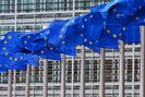 Шесть стран Центральной и Восточной Европы призвали Еврокомиссию признать «отрицание преступлений коммунистических режимов» уголовно наказуемым деянием.
Соответствующее обращение к еврокомиссару по основным правам и гражданству Вивьен Рединг подписали министры иностранных дел Латвии, Литвы, Болгарии, Чехии, Румынии и Венгрии.
