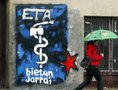 Испанская полиция арестовала в ходе проведенного рейда 13 членов молодежного крыла сепаратистской группировки басков ЭТА. По словам представителей министерства внутренних дел Испании, всем арестованным от 20 до 29 лет, и они являются представителями СЕГИ - левоцентристской баскской организации, являющейся частью ЭТА и признанной в Испании и Франции террористической.