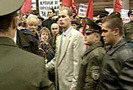 Митинг с участием бывших военнослужащих поддержали коммунисты Владивостока и ряд других организаций. Всего собрались до 250 человек.