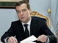 Президент РФ Дмитрий Медведев потребовал привлечь к ответственности представителей силовых структур, занимающихся обеспечением безопасности на транспорте, в связи с терактом в аэропорту «Домодедово». Глава государства поручил прокуратуре и Следственному комитету возбудить в отношении этих лиц уголовные дела.