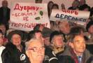 Сегодня активисты  движения «В защиту Химкинского леса» провели митинг в защиту Левобережной дубравы – лесополосы вдоль Канала имени Москвы. Во время мероприятия они встретились с представителями застройщика, который начал возведение забора для сооружения строительных объектов.