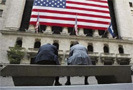 Учитывая особую роль США в возникновении и развитии современного кризиса, представляется необходимым более подробно рассмотреть процессы, происходящие в самом сердце глобального капитализма.
На долю Соединенных Штатов, где проживает 5 % населения планеты, приходится 40 % потребляемых ресурсов, – и это, собственно, говорит об их месте в мировой экономике всё. Пальма первенства принадлежит США не только в потреблении (его удельный вес в ВВП страны до кризиса был равен 70 %), но и в производстве товаров, мировой торговле. Доллар до сих пор – главная мировая валюта. Основная масса ТНК и международных банков находится в этой стране. Штаты занимают ведущее место по военному потенциалу, а также продаже оружия третьим странам и т.д. и т.п.