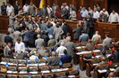 Депутаты от блока Юлии Тимошенко (БЮТ) сегодня с утра, задолго до начала открытия пленарного заседания заблокировали президиум и трибуну Верховной Рады Украины. Они потребовали оставить право для оппозиции формировать повестку дня в парламенте по средам.