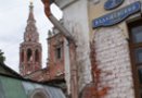Защитники памятников архитектуры в Кадашевской слободе, которые недавно добились отмены сноса комплекса зданий вокруг храма Воскресения христова, собираются продолжать борьбу за сохранение исторической Москвы.