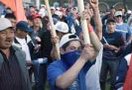 Сегодня около тысячи человек, вооруженных палками и факелами, со стороны села Маевка вошли в столицу Киргизии. Они подожгли милицейскую машину и врывались в дома русскоязычного населения.