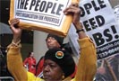 4-5 апреля 2009 года в Нью-Йорке (США) прошел двухдневный «марш протеста» против миллионных бонусов, которые получили банкиры, и правительственной программы выкупа обсцененных активов за деньги налогоплательщиков.