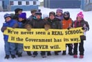 Жители общины Аттавапискат (Attawapiskat) в Канаде провели акцию протеста в Тимминсе, которая закончилась у офисного здания алмазодобывающей компании De Beers Canada, сообщает 18 августа 209 года сайт Rough&Polished со ссылкой на Israelidiamond.co.il.