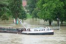 Танкер с грузом 2,4 тысяч тонн серной кислоты перевернулся в четверг утром на реке Рейн в ФРГ. При этом два человека пропали без вести. Судоходство по Рейну в настоящее время прекращено по решению властей.