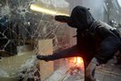 Шесть молодых мужчин и две женщины были арестованы в Белфасте (Северная Ирландия) в ходе студенческой акции протеста.