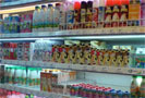 По данным Федеральной таможенной службы, поставки иностранных продуктов питания в 2009 году неуклонно сокращались: импорт мяса упал на 26,5 %, сахара-сырца – на 34 %, сгущенного молока и сливок – почти на 90 %, сообщает Newsru.com. Уход иностранных товаров с рынка открыл новые возможности для российских производителей - они дружно повысили цены.