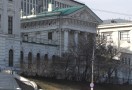 Строительство депозитария музеев Московского Кремля на Боровицкой площади у дома Пашкова в центре Москвы полностью остановлено, рабочие собирают инструменты и стройматериалы.
