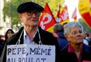 Верхняя палата французского парламента (Сенат) одобрила пенсионную реформу, которая предусматривает увеличение пенсионного возраста с 60 до 62 лет. Правительство Франции применило специальную процедуру для прекращения дебатов в законодательном собрании и вынудило Сенат ускорить голосование по реформе