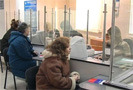По данным московского департамента труда и занятости населения, пособие по безработице в минимальном размере получают 36,7 % безработных горожан, в максимальном – 56,1 %. Об этом сообщает NEWSru.com. Минимум, на который может рассчитывать безработный, зарегистрированный на бирже труда – 850 рублей. Для сравнения, напоминают «Новые Известия», проездной в метро на 70 поездок в Москве стоит с начала года уже 1070 рублей. Максимальный размер пособия, который можно получить на бирже, – 4,9 тысячи рублей, с «лужковскими» надбавками – 6,8 тысяч.