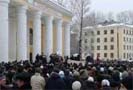 20 мая 2009 года жители Пикалево (Ленинградская обл.) ворвались в здание мэрии, требуя запустить остановленные предприятия и возобновить подачу горячей воды. Напомним, что зимой были остановлены все градообразующие предприятия - «БазэлЦемент», «Пикалевской глинозем» и «Метахим», а в домах нет горячей воды и отопления.