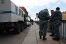 Семнадцать пенсионеров, принявших накануне участие в акции протеста в Новосибирске против ограничения числа льготных поездок на транспорте, провели несколько часов в отделении милиции.