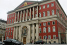 Сохранение за выходцами из команды Юрия Лужкова постов в Правительстве Москвы призвано успокоить инвесторов. Однако под контроль новых назначенцев в мэрии переходят наиболее политически значимые отрасли.