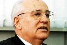 Экс-президент СССР Михаил Горбачев считает, что тело Ленина нужно предать земле, однако призывает быть осторожнее и не раскалывать общество дискуссиями на эту тему.