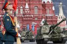 Более 10 тысяч военнослужащих, почти 160 единиц военной техники и 127 самолетов и вертолетов примут участие в параде на Красной площади в Москве 9 мая.