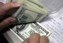 Заместитель начальника 5-й оперативной службы Управления госнаркоконтроля России по Санкт-Петербургу Дмитрий Кузовкин подозревается в хищении путем мошенничества 150 тысяч рублей у бывшего генерального директора благотворительного фонда медико-социальных программ "Гуманитарное действие".