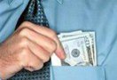Сотрудники Департамента экономической безопасности (ДЭБ) МВД РФ задержали по подозрению в получении незаконного вознаграждения в размере $70 тыс. помощника депутата Госдумы Виктора Сохацкого.