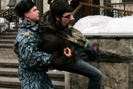 Представители арт-группы «Война» сообщили, что намерены обжаловать действия сотрудников Центра по борьбе с экстремизмом, которые задержали активистов Воротникова и Николаева.