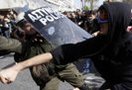 В Афинах сегодня проходят массовые демонстрации, которые переросли в столкновения с полицией. Митинги протеста совпали с очередной всеобщей забастовкой, объявленной греческими профсоюзами, уже седьмой за последнее время.