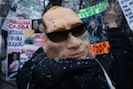 Алексис де Токвиль как-то сказал, что плохое правительство терпит крушение не тогда, когда творит всякие безобразия, а в тот момент, когда пытается исправиться. История с выборами в Государственную Думу в точности соответствует этой максиме. Если бы власть изначально планировала фальсификацию, тщательно к ней подготовилась и составила четкий план действий, то не было бы выявлено и десятой доли тех нарушений, сведения о которых буквально потоком обрушились на головы обывателя в понедельник 5-го декабря. И уж, по крайней мере, организаторы выборов сумели бы подготовить цифры так, чтобы процентов у них в сумме выходило около ста, ну, максимум, 102-103, как в прежние годы, а не 140-150.