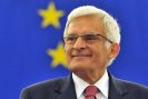 Европейский парламент одобрил выделение Еровсоюзом Украине 500 млн евро в качестве помощи для преодоления последствий финансового кризиса. Это решение поддержал в своем выступлении и президент Европарламента Ежи Бузек.