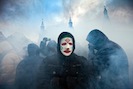 В центре Москвы, возле станции Александровский сад, произошли крупные столкновения между футбольными фанатами и ОМОНом. Это произошло после того, как болельщики устроили несанкционированную акцию на Манежной площади и попытались перекрыть движение на Моховой улице.
