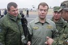 Президент РФ Дмитрий Медведев устроил кадровую чистку в Министерстве обороны, уволив более десятка высокопоставленных военных во главе с первым заместителем начальника Генштаба Александром Бурутиным. Бурутин курировал вопросы поставок оружия, судостроения и тему сокращения наступательных вооружений. Большинство других уволенных также являются снабженцами и поставщиками.
