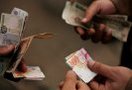 Финансовая помощь банкам-спекулянтам со стороны правительств мешает кризису перейти в фазу депрессии. К такому заключению пришли специалисты Центра экономических исследований Института глобализации и социальных движений (ИГСО), изучив причины биржевых обвалов в мае.