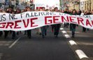 Во Франции проходит общенациональная забастовка. Люди протестуют против пенсионной реформы правительства, согласно которой пенсионный возраст увеличится с 60 до 62 лет.