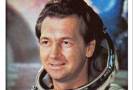 В Москве на 75-м году жизни скончался летчик-космонавт, дважды Герой Советского Союза, член фракции КПРФ Виталий Севастьянов.
