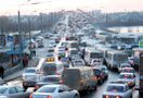В середине дня в столице, где с утра выпал сильный снег, а также на подъездах к городу наблюдаются сильные затруднения дорожного движения, длина некоторых пробок превышает 10 километров.