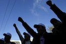3 февраля в Сербии на акцию протеста вышло 13 тысяч полицейских. Вести со ссылкой на ИТАР-ТАСС сообщают, что бастующие стражи порядка требуют повышения заработной платы на 40% и обеспечения их новым оружием и обмундированием.