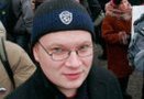 В Интернете появилось видеообращение участника нападения на журналиста газеты «Коммерсант» Олега Кашина. В ней человек в черной маске говорит измененным голосом, что никакого избиения не было, а была лишь его имитация.
