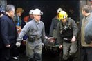 Поисковые работы на шахте «Распадская» в Кемеровской области, где в ночь на 9 мая прогремели два взрыва, не могут возобновиться из-за сильного дыма.