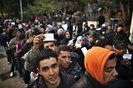 Группа протестующих захватила на греческом острове Крит студию одного из местных телеканалов в знак поддержки примерно 300 мигрантов, которые ранее объявили голодовку с требованием узаконить их статус.