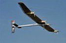 Самолет Solar Impulse, двигатели которого работают исключительно на солнечной энергии, сегодня утром начал первый круглосуточный полет.