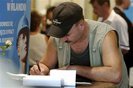 Еврокомиссия потребовала от Великобритании отменить дискриминирующие условия в отношении работников, запрещающие получать определенные социальные пособия гражданам восьми из десяти стран-участниц (Чехия, Венгрия, Словакия, Словения, Латвия, Литва, Эстония, Польша), присоединившихся к ЕС в 2004 году.