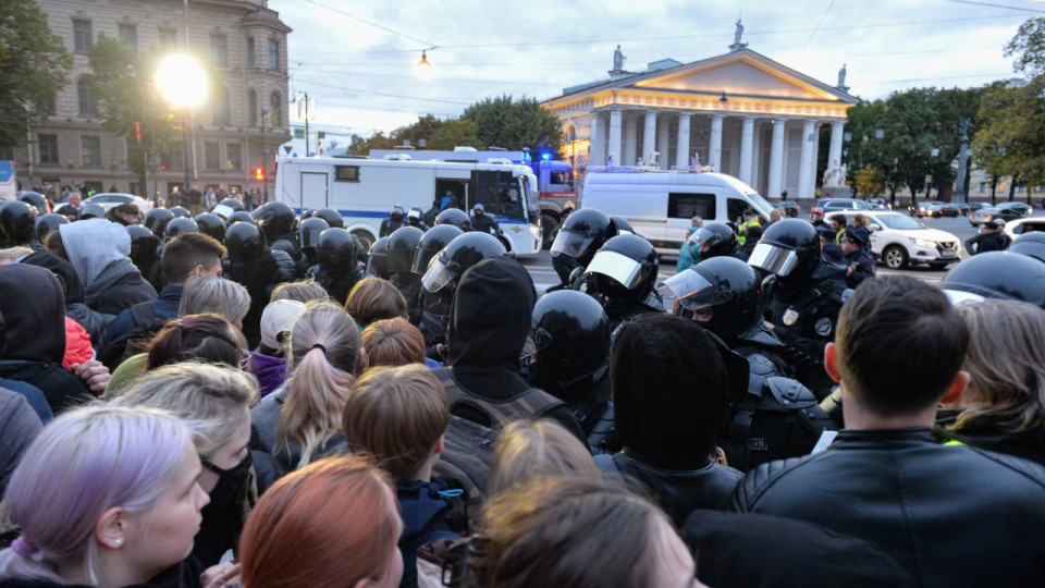 Главная политическая ошибка власти в процессе частичной мобилизации заключается в том, что повестки вручают ярым противникам этой "невойны" - навальнистам, яблочникам и прочим представителям либеральной оппозиции, многие из которых открыто призывают к тому, чтобы сдаваться в украинский плен в случае попадания в зону СВО