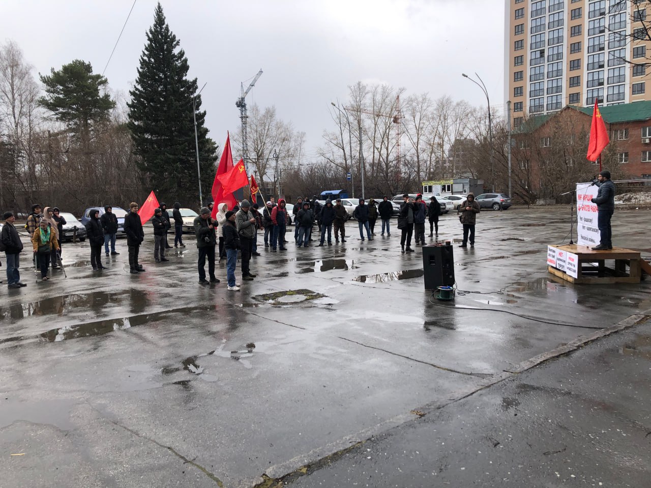   В Новосибирске прошёл антивоенныймитинг левых сил   Акция организована группой активистов «Красный поворот» (бывшими членами партии РКРП, которые вышли из неё после 24 февраля 2022 г.) и, на удивление, согласована с местной администрацией. В Гайд-парке на отшибе, но мэр города Анатолий Локоть дал разрешение на проведение мероприятия. Позиция организаторов изложена в лозунгах на листовках […]