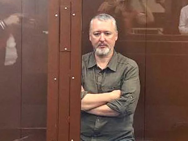 Всё поменялось. 21 июля в 11:30 за Стрелковым пришли. Сотрудники ФСБ задержали основателя Клуба Рассерженных Патриотов. Ещё раньше обвинение было выдвинуто против полковника в отставке Владимира Квачкова, ещё одного известного участника Клуба. Его собираются покарать за дискредитацию российской армии