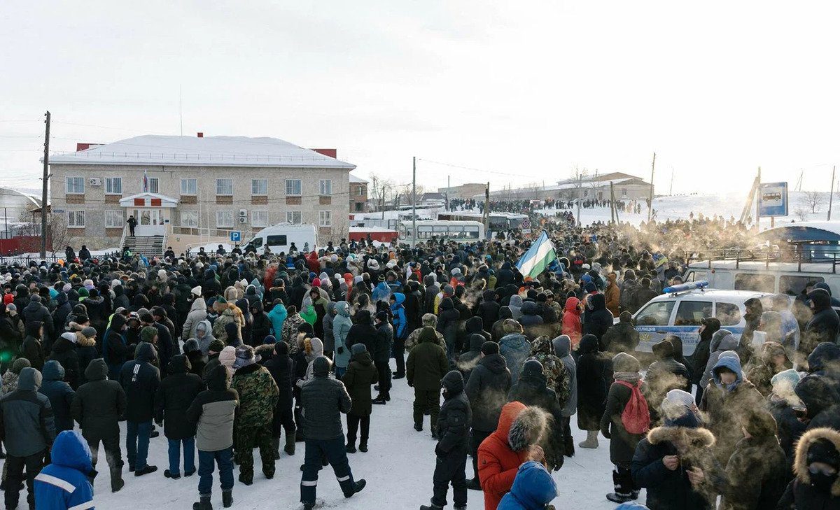   Рабочее движение в Башкирии   Протесты и в Башкирии в последнее время постоянно становятся темой репортажей и дискуссиях в социальных сетях. Прежде всего это связано с экологическими проблемами, а также сопротивлением общества против репрессивных мер власти. Однако конфликты не ограничиваются только этими вопросами — в автономии продолжается и рабочая борьба. И рабочие активисты тоже […]